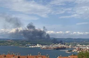 Zagorelo na deponiji pri Luki Koper