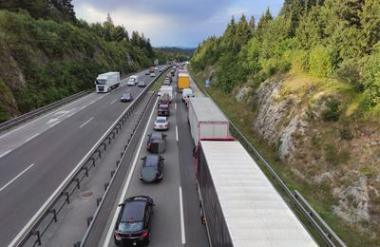 Brezobzirna in objestna kršitev predpisa, ki bi lahko koga stala življenja #video
