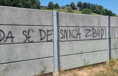 Grožnje premierju: grafit s pozivom k likvidaciji Goloba