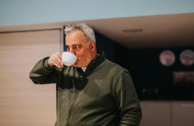 Hujšanje s kavo: NIJZ o viralnem trendu razkril, česar promotorji nočejo povedati