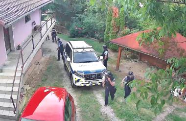 Video: V Ponikvah policiste obmetavali z orodjem, eden se je komaj izognil sekiri