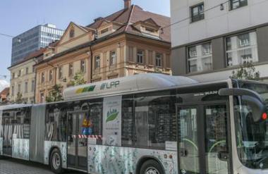 Zaskrbljujoč dogodek na avtobusu: bilo je tako vroče, da je voznik bruhal