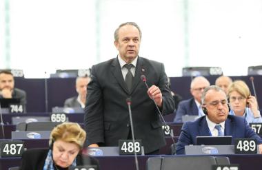 Grims umaknil svoj podpis, menda jih je slišal od Janše