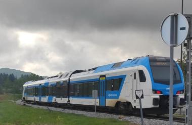 Silovito trčenje potniškega vlaka in avta pri Ljutomeru