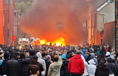 Razjarjena množica na ulice: mladoletna Romuna osumljena posilstva najstnice