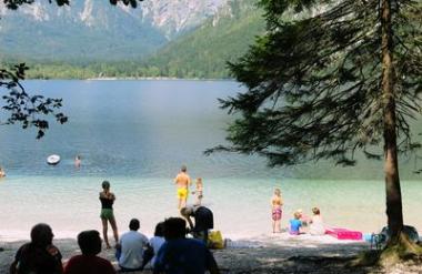 Vzorčenje vode v Bohinjskem jezeru brez posebnosti, cianobakterij niso zaznali