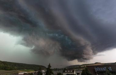 Prihajajo supercelične nevihte, izključeni niso niti tornadi