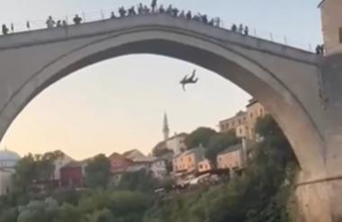 Prebivalci Mostarja brutalno pretepli turista, ki je skočil s Starega mostu