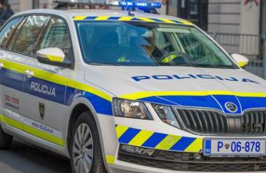 Maribor: ženska pred napadalnim moškim zbežala v kopališče. Ujel jo je in udari.