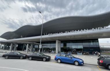 V Zagrebu zaprli letališče: letalo zdrsnilo z vzletno-pristajalne steze
