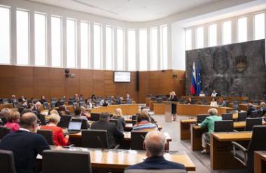 DZ na izredni seji o pokojninski reformi in obrambni resoluciji