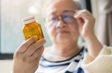 Pomanjkanje teh vitaminov lahko povzroči hitrejše sivenje las, trdi zdravnica