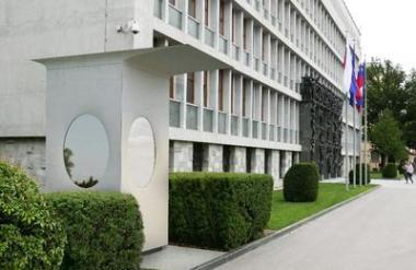Stražarji hrama demokracije mokri: stražarske hiške puščajo