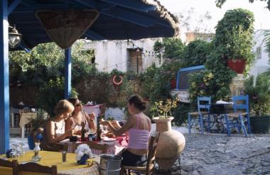 Pivo 100 evrov, kozarec coca-cole 35 evrov, aperol 58 evrov: nore cene povzročajo ogorčenje med turisti