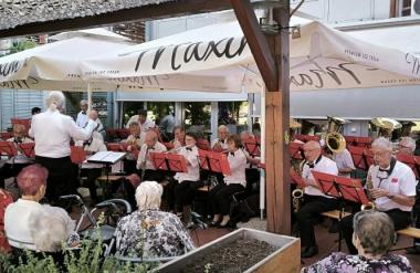 FOTO: Promenadni koncert Godbe Veteranov Štajerske razveselil stanovalce doma starejših