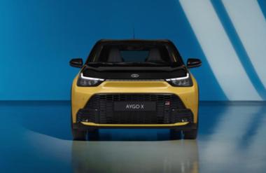 Toyota proti toku - namesto elektrike najmanjšemu vgradila hibrida