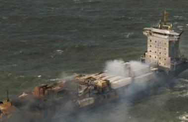 Drama sredi Pacifika: zagorela ladja s tri tisoč električnimi avtomobili
