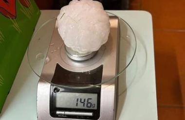 Padala toča velikanka, težka skoraj 150 gramov