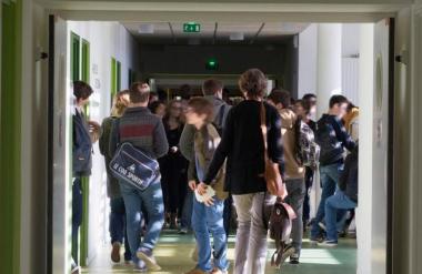 Učenec predmetne stopnje udaril učiteljico in vrgel vrata s tečajev