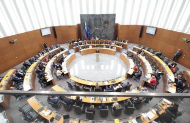 Poslanci potrdili predlog, proti le Levica in dva samostojna poslanca