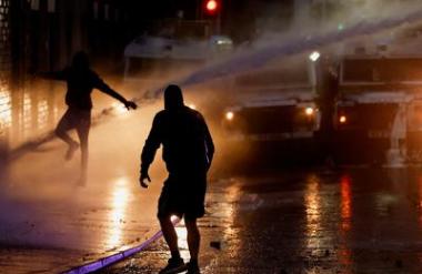 Na Severnem Irskem ranjenih več kot 60 policistov, uporabili so tudi vodni top #video