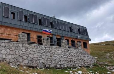 Oskrbniki Kamniške koče pojasnjujejo: Voda pri nas ni luksuzna dolinska zadeva