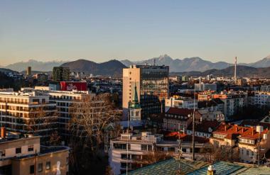 Zaradi vse nevarnejših razmer se Slovenci vračajo v domovino
