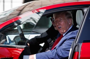 Trump po treh mesecih že prodaja rdečo teslo
