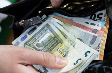 Opravljajo skoraj enako službo, pa so uvrščeni tri razrede nižje