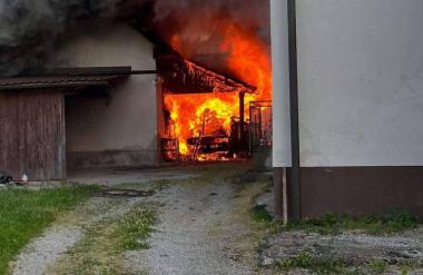 Še pred prihodom gasilcev je zagorela tudi sosedova hiša