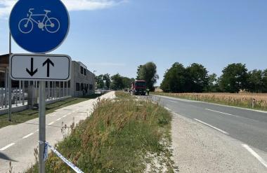 Trčenje s tovornjakom usodno za kolesarja