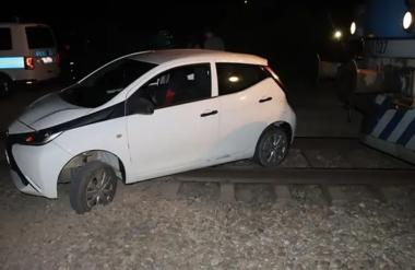 Pijana voznica obtičala na tirih, približeval se je tovorni vlak, nato pa ...