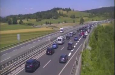 Pozor: primorska avtocesta zaprta zaradi gorečega vozila