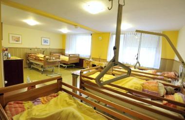 Grozljivka v domu za starejše: Brez pojasnil mu je predpisal pomirjevala, nato je umrl