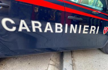 Italijanski policisti bentijo nad enim izmed njihovih avtomobilov domače proizvodnje. Pravijo, da se v njih počutijo ogrožene