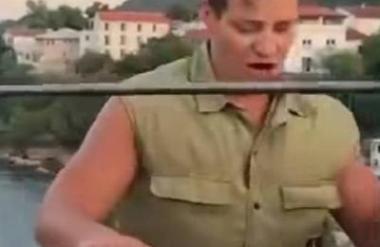 To je moški, ki so ga prebivalci Mostarja brutalno pretepli #video