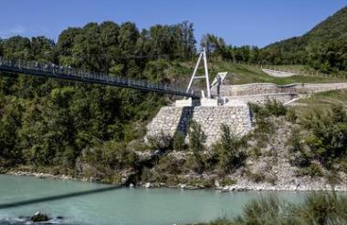 Soča: policistka skočila v reko in rešila utapljajočo se 27-letnico