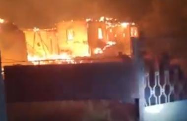 Katastrofa: zgorela skoraj cela vas, uničenih 300 hiš. Vučić na terenu.