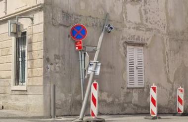 V središču mesta odžagali dva radarja. Sklicujejo sestanek.