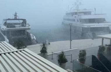 Kot bi šel tornado čez Split: mesto je v kaosu #foto #video