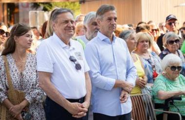 Premier Golob in župan Janković otvorila in preizkusila bazen v Vevčah #foto