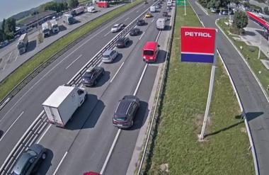 'Štala' na cestah, nastajajo večkilometrski zastoji