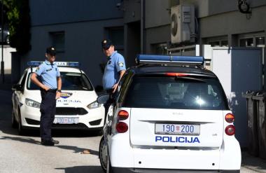 Dementnega moškega je imela za sužnja, sosedi slišali klic na pomoč