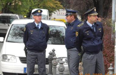 Trije policisti nad 80-letno gospo, ki je vnuku sredi dneva igrala na klavir