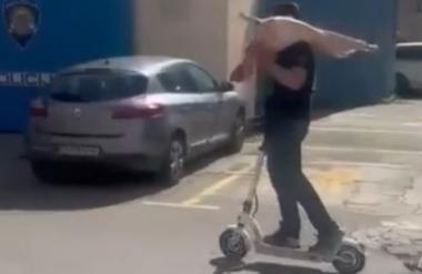 Saj ni res, pa je: vozil skiro z jagenjčkom na rami #video