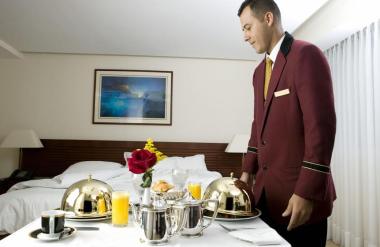 Hotelski delavec izkoristil odsotnost staršev in spolno napadel deklico