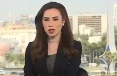 Napad Izraelcev na Sirijo: televizijsko voditeljico je kar vrglo s stola #video