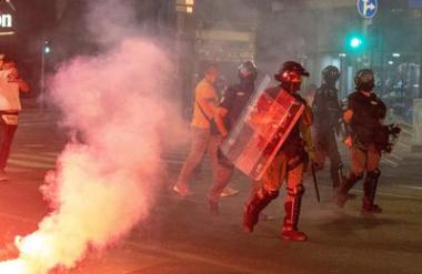 Spopadom v Srbiji ni videti konca: v Novem Sadu streljal uslužbenec vojske