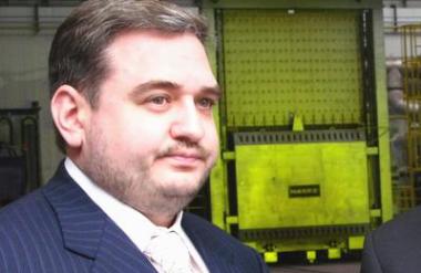 Umazano dogajanje: delavcem nižje plače, mastne denarje za lastnikova potovanja