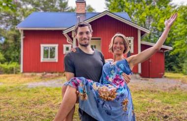 Slovenca, ki sta pet let živela v avtodomu in na Švedskem kupila 120 let staro hišo